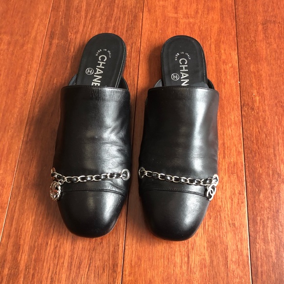 Chanel black leather mule with silver tone chain and charms - Picture 4 of 17